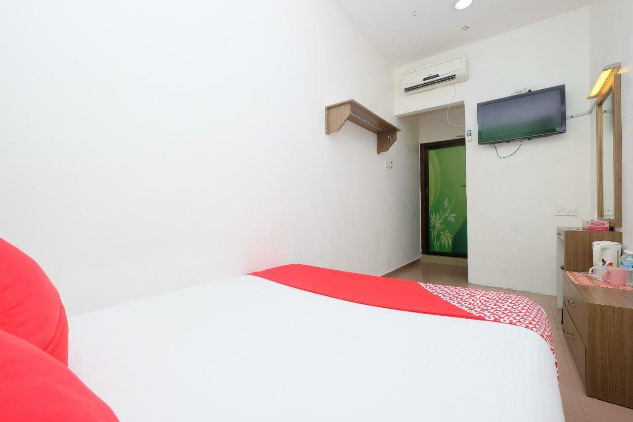 Oyo 850 Gold Star Hotel Chukai Exterior foto