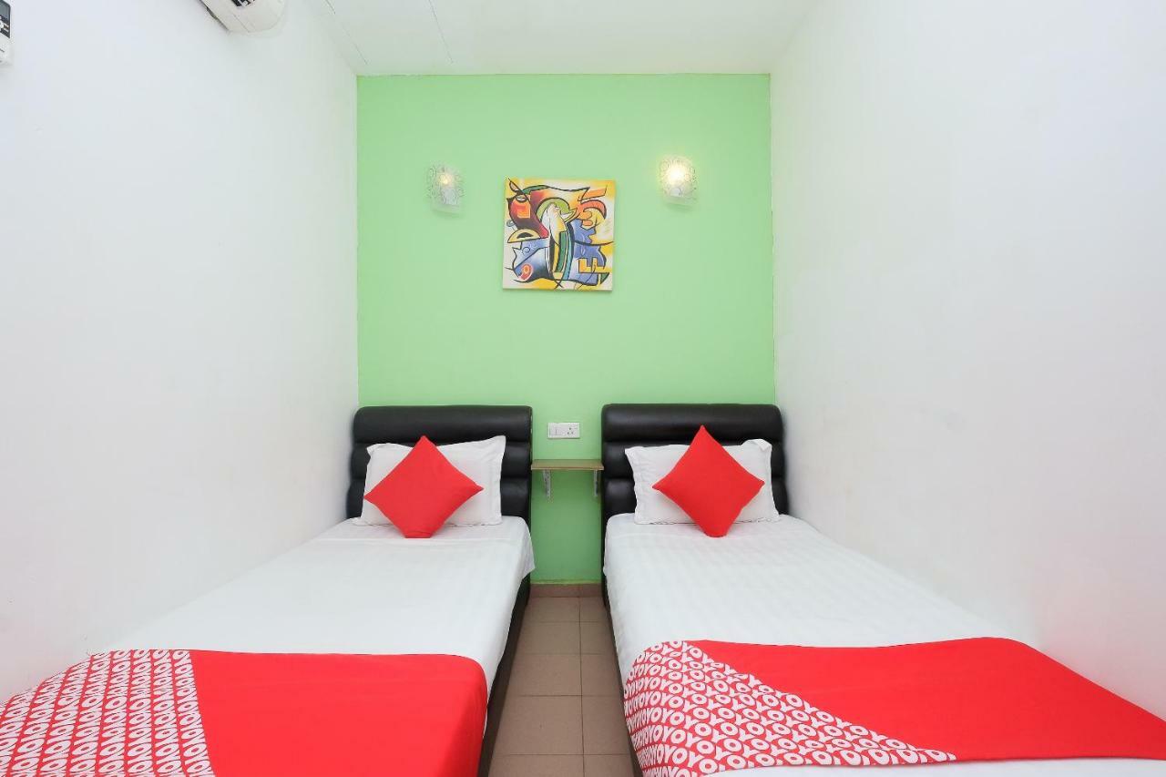 Oyo 850 Gold Star Hotel Chukai Exterior foto